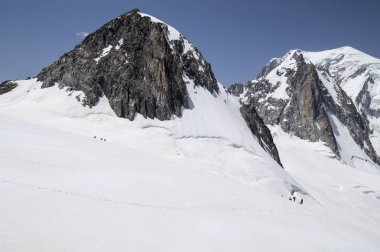 Aiguille du Midi sakin sabah görünümü - 3.842 m, Mont Blanc masif dağ, Fransız Alpleri.