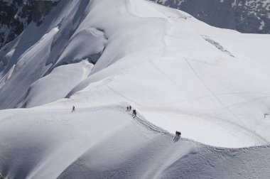 Aiguille du Midi sakin sabah görünümü - 3.842 m, Mont Blanc masif dağ, Fransız Alpleri.