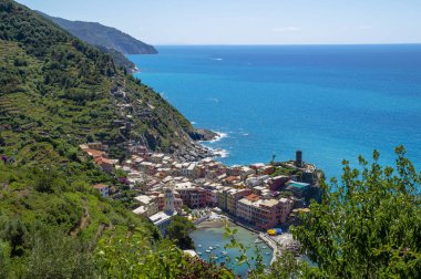 Vernazza ,Cinque Terre, İtalya - 26 Haziran 2015. Vernazza renkli köyde Yaz günü ,ünlü Cinque Terre bir parçası, İtalya. 