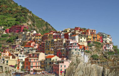 Vernazza ,Cinque Terre, İtalya - 26 Haziran 2015. Vernazza renkli köyde Yaz günü ,ünlü Cinque Terre bir parçası, İtalya. 
