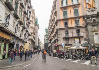 Napoli, İtalya - 12 Kasım 2015. Napoli antik sokakta turistler ile Napoli tipik sonbahar günü - Largo Donnaregina Diocesano Müzesi ile , Spaccanapoli alan. 