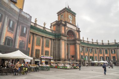 Napoli,İtalya-12 Kasım 2015.Piazza Dante Alighieri, Napoli tarihi merkezinin kalbi,Ulusal Yatılı Okul-Convitto Nazionale Vittorio Emanuele Ii, tarihi ve dini kompleks 