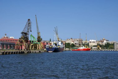 Köstence, Romanya-8 Ağustos 2015. Köstence 'nin ticari liman İskelesi, Karadeniz 'in en büyüğü.