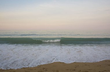 Altın Kumlar sahilinde Karadeniz'de Alacakaranlık, Bulgaristan