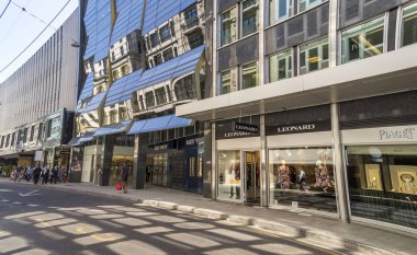 Cenevre, İsviçre - 7 Temmuz 2015. Cenevre, en popüler İsviçre şehirlerinden biri - yaz aylarında merkezi sokak manzarası . Rue de Commerce'de mağazalar ve alışveriş