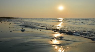 Boş plaj manzarasında gün doğumu