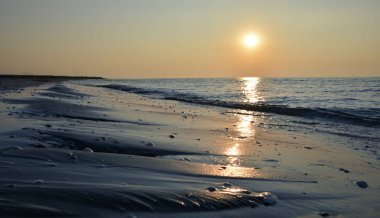 Boş plaj manzarasında gün doğumu 