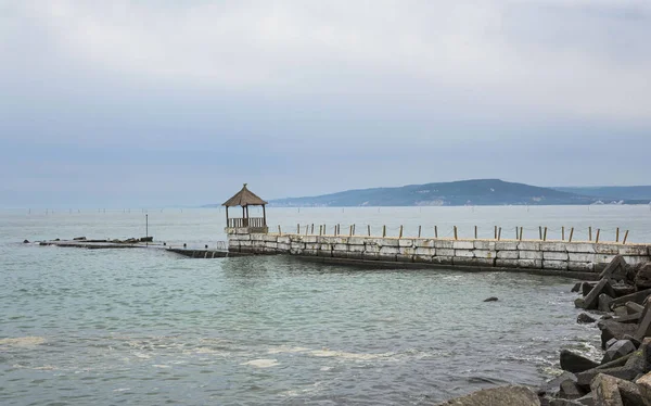 Malerische Stimmungsvolle Landschaft Mit Pier Ufer Des Schwarzen Meeres Bei — Stockfoto