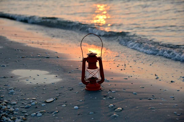 日出时海上的老式油灯 — 图库照片