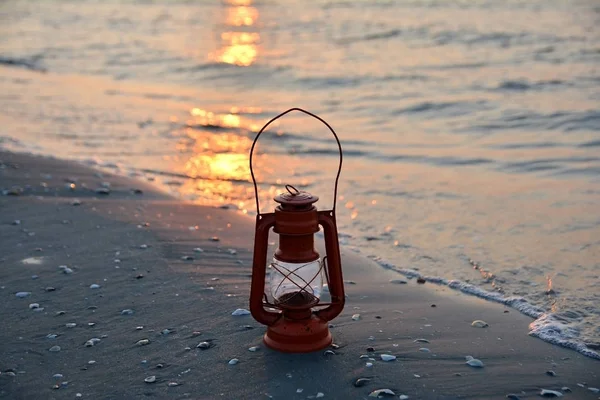 Gün Doğumunda Denizde Vintage Yağ Lambası — Stok fotoğraf