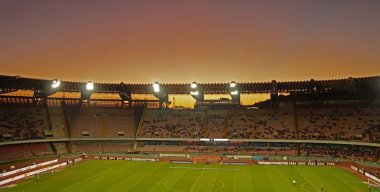 Maç öncesi Stadio San Paolo üzerinde Pazar gün batımı Napoli - Udinese.