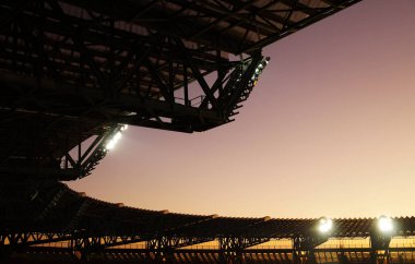 Maç öncesi Stadio San Paolo üzerinde Pazar gün batımı Napoli - Udinese.
