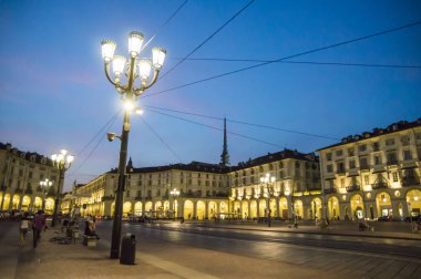 Torino,İtalya - 29 Haziran 2015. Şehirde yaz gecesi - Piazza Vittorio Veneto , Torino ünlü şehir meydanı , Via Po sonunda bulunan, nehir Po yakınında.