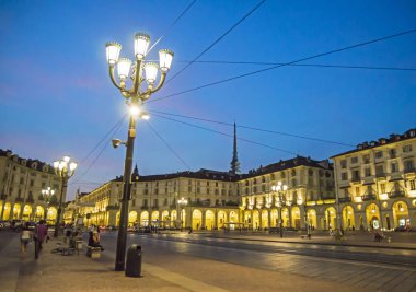 Torino,İtalya - 29 Haziran 2015. Şehirde yaz gecesi - Piazza Vittorio Veneto , Torino ünlü şehir meydanı , Via Po sonunda bulunan, nehir Po yakınında.