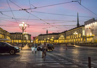 Torino,İtalya - 29 Haziran 2015. Şehirde yaz gecesi - Piazza Vittorio Veneto , Torino ünlü şehir meydanı , Via Po sonunda bulunan, nehir Po yakınında.
