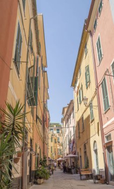 Monterosso Al Mare, Cinque Terre, İtalya - 26 Haziran 2015. Monterosso al Mare renkli evler ile Dar sokak, Cinque Terre Milli Parkı, İtalya.