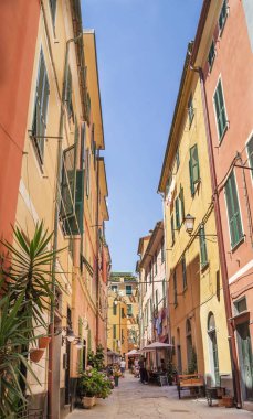 Monterosso Al Mare, Cinque Terre, İtalya - 26 Haziran 2015. Monterosso al Mare renkli evler ile Dar sokak, Cinque Terre Milli Parkı, İtalya.