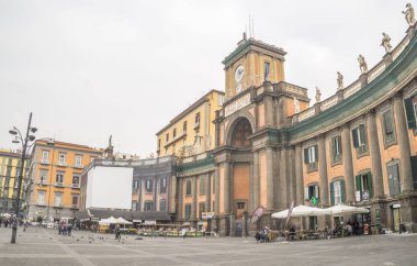 Piazza Dante Alighieri, Napoli tarihi merkezinin kalbi, Ulusal Yatılı Okulu-Convitto Nazionale Nazionale Vittorio Emanuele Ii, tarihi ve dini kompleksi ile.