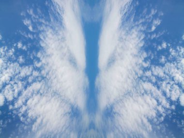 Yazın mavi gökyüzü ve bulutlar