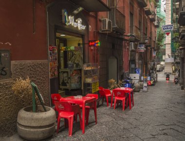 Napoli, İtalya - 12 Kasım 2015. Antik sokak - Via San Gregorio Armeno - zanaat dükkanları sergi merkezi ile dünya çapında bilinen gelenek, Spaccanapoli alan. 