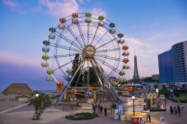Golden Sands, Bulgaristan - 21 Mayıs 2016. Gece Panorama Wheel , Varna tatil popüler cazibe - Golden Sands Beach , Bulgaristan. 