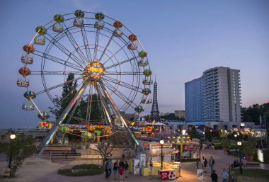 Golden Sands, Bulgaristan - 21 Mayıs 2016. Gece Panorama Wheel , Varna tatil popüler cazibe - Golden Sands Beach , Bulgaristan. 