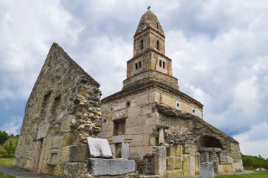 Eski ve gizemli Densu Kilisesi (St Nicholas Kilisesi), bir zamanlar dadacian tapınağı. En eski Romen kiliselerinden biri hala ayakta mı - köy Densus, Hunedoara County, Romanya. 