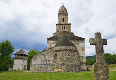 Eski ve gizemli Densu Kilisesi (St Nicholas Kilisesi), bir zamanlar dadacian tapınağı. En eski Romen kiliselerinden biri hala ayakta mı - köy Densus, Hunedoara County, Romanya. 