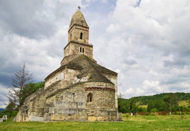 Eski ve gizemli Densu Kilisesi (St Nicholas Kilisesi), bir zamanlar dadacian tapınağı. En eski Romen kiliselerinden biri hala ayakta mı - köy Densus, Hunedoara County, Romanya. 