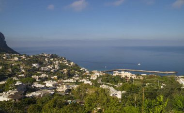 Güneşli bir sonbahar gününde Capri sahil