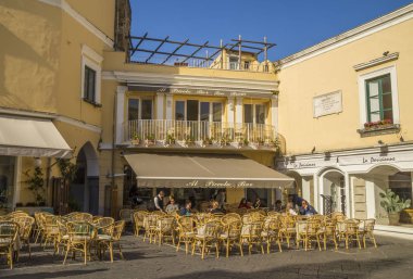 Capri, İtalya - 9 Kasım 2015. Capri Belediye Binası . Alışveriş caddeleri ve Capri Adası ünlü oteller ile eski merkezi - Aşk Adası , Avrupa'nın en çok ziyaret edilen lerinden biri.