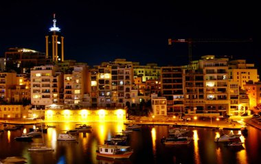 St' Julian' s , Malta Adası - 18 Kasım 2014. Spinola Bay gece manzarası, St Julian's, Malta. 