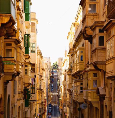 Valletta, Malta Adası - 4 Kasım 2014. Malta Adası'nın başkenti Valetta'daki kumtaşı binalar