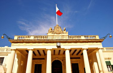 Valletta, Malta Adası - 4 Kasım 2014. Malta'nın başkenti St George Meydanı'nda bulunan Ana Muhafız binası. 