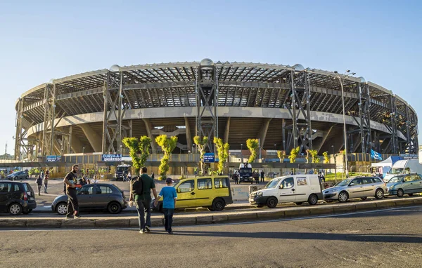 Napoli, İtalya - 8 Kasım 2015. Maç öncesi San Paolo Stadyumu üzerinde Pazar gün batımı Napoli - Udinesse.
