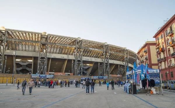 Napoli, İtalya - 8 Kasım 2015. Maç öncesi San Paolo Stadyumu üzerinde Pazar gün batımı Napoli - Udinesse.