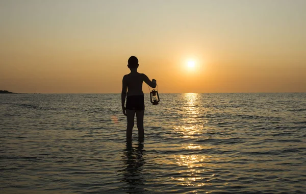 Giovane Ragazzo Con Lampada All Alba Sulla Spiaggia — Foto Stock