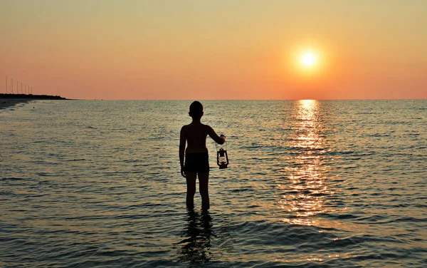 Молодий Хлопець Лампою Сході Сонця Пляжі — стокове фото