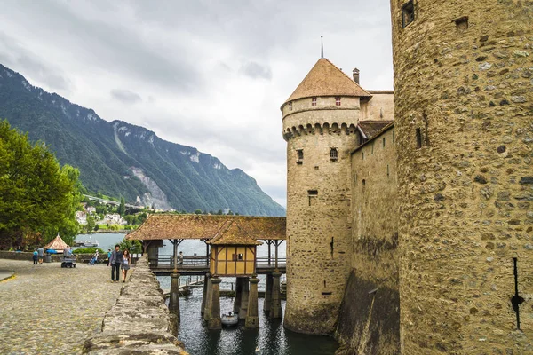 瑞士日内瓦湖畔奇隆城堡的戏剧性和神秘场景 — 图库照片
