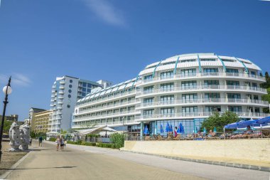 Golden Sands, Varna, Bulgaristan - 22 Mayıs 2016. Karadeniz üzerinde Golden Sand Plajı, Bulgaristan ve popüler yaz tatil güzel sahil. Berlin Golden Beach Hotel arka plan olduğunu. 