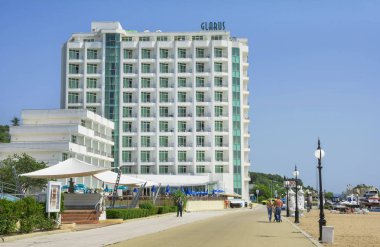 Golden Sands, Varna ,Bulgaristan - 22 Mayıs 2016. Golden Sands Beach - popüler yazlık güzel sahil. Arka planda Glarus Hotel yer almaktadır. Mini trenile yolculuk taşımacılığı.