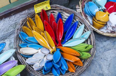 Cinque Terre bölgesinde geleneksel el yapımı seramik ürünleri, İtalya. Balık formunda renkli tabaklar. 