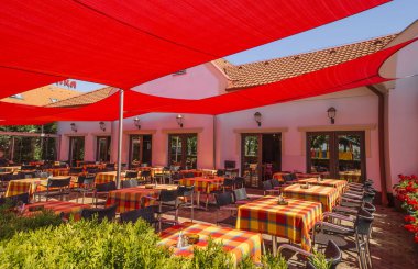 Gündüz vakti boş kafenin içi