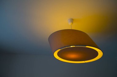 Boş odada gece lambası