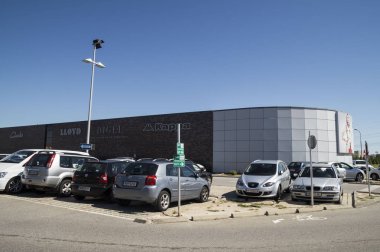 Viyana, Avusturya - 11 Temmuz 2015. Parndorf Designer Outlet - Mcarthur Glen Outlet Mall, çıkış dış görünümü , 150 tasarımcı ve moda mağazaları ile , Budapeşte Viyana bağlayan yolda.