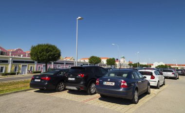 Viyana, Avusturya - 11 Temmuz 2015. Parndorf Designer Outlet - Mcarthur Glen Outlet Mall, çıkış dış görünümü , 150 tasarımcı ve moda mağazaları ile , Budapeşte Viyana bağlayan yolda.