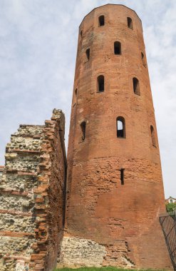 Palatine kuleleri ile Arkeoloji Parkı (Porte Palatine), Torino antik Roma şehir kapıları, Italy.Antik tiyatro kalıntıları. 