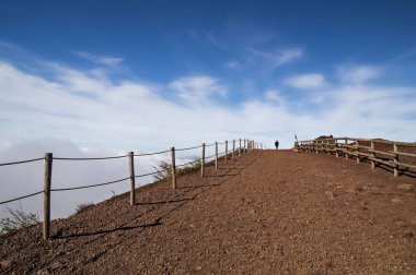 Mount Vezüv - Napoli Körfezi'nde aktif Vezüv Yanardağı doğa manzara, İtalya. Volkanın kenarı etrafında patika izi. 