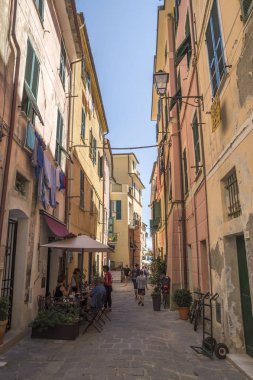Corniglia, Cinque Terre, İtalya - 26 Haziran 2015. Corniglia renkli köy Dar sokak, Cinque Terre bölgesi, La Spezia, İtalya.