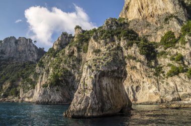 Capri Adası'nda Akdeniz kıyısında kayalık teraslar